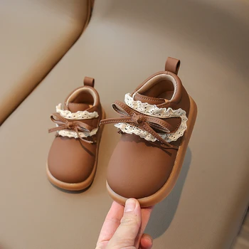 Обувки за Първите Ходунков за малки момичета, Пролетта и Есента е Мека Детска Мода Ежедневни Обувки Свързани С Лък, Прости Нескользящие Детски Кожени обувки 2023