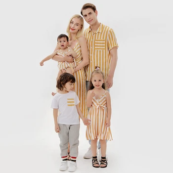 Еднакви комплекти за семейството, Летни Рокли в жълтата лента за майки и дъщери, Памучни ризи за Баща и син, Семейна празнична дрехи за двойката